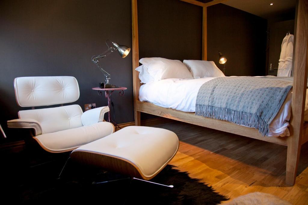 The White Horse Hotel Chilgrove Room photo